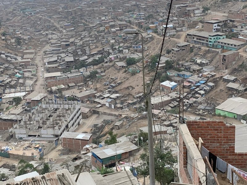 Vista panorámica desde la parte alta de la pendiente del asentamiento Nueva Rinconada en 2021