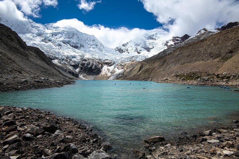 Laguna Palcacocha en la Cordillera Blanca, Áncash, Perú, con el nevado Palcaraju al fondo